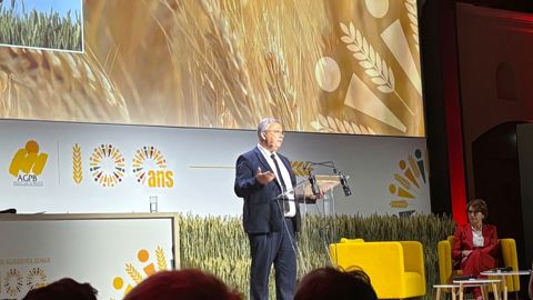 Eric Thirouin, président de l'AGPB, devant la ministre de l'agriculture Annie Genevard lors du congrès de l'AGPB, le 28 mai. Eric Thirouin, président de l'AGPB, devant la ministre de l'agriculture Annie Genevard lors du congrès de l'AGPB, le 28 mai.