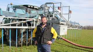 Pour Mikael Forget, l’épandage sans tonne présente plusieurs atouts : respect des sols avec du matériel léger, intervention plus précoce en saison, débit élevé sans avoir de route à emprunter.