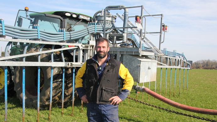 Pour Mikael Forget, l’épandage sans tonne présente plusieurs atouts : respect des sols avec du matériel léger, intervention plus précoce en saison, débit élevé sans avoir de route à emprunter.