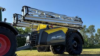 Le XR de Arland embarque une cuve de 5 500 litres et des rampes qui peuvent atteindre 38 mètres. Le XR de Arland embarque une cuve de 5 500 litres et des rampes qui peuvent atteindre 38 mètres.