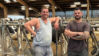 Jean-Louis Estienne, Adrien Perrin : " Nous avons retrouvé le plaisir de travailler en même temps qu'un troupeau vivant, des vaches qui se déplacent et expriment leurs chaleurs." Jean-Louis Estienne, Adrien Perrin : " Nous avons retrouvé le plaisir de travailler en même temps qu'un troupeau vivant, des vaches qui se déplacent et expriment leurs chaleurs."