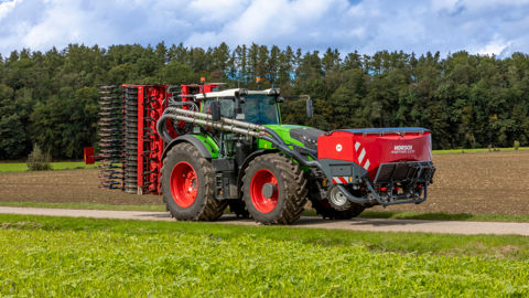 La gamme Versa SL s'utilise en combinaison avec les trémies frontales Partner 1.7, 2.1 et 2.5 FT de Horsch.