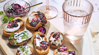 Recette de tartines fromagères et compotée de cerises. Recette de tartines fromagères et compotée de cerises.
