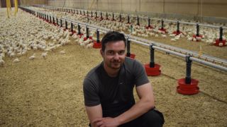 « Les masques non ventilés ne sont pas adaptés pour l’aviculture », estime Armand Aubron.