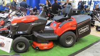 Tracteur de pelouse Scheppach à démarrage électrique pour jardins jusqu'à 2 200 m2.