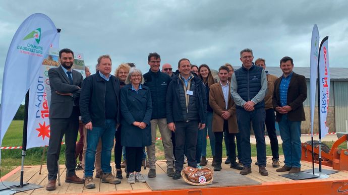 Dix coopératives et négoces et deux meuniers ont signé la charte d'engagement pour la nouvelle filière de blé bio d'Ile-de-France, vendredi 27 mai, à Nanteau-sur-Essonne (Seine-et-Marne).