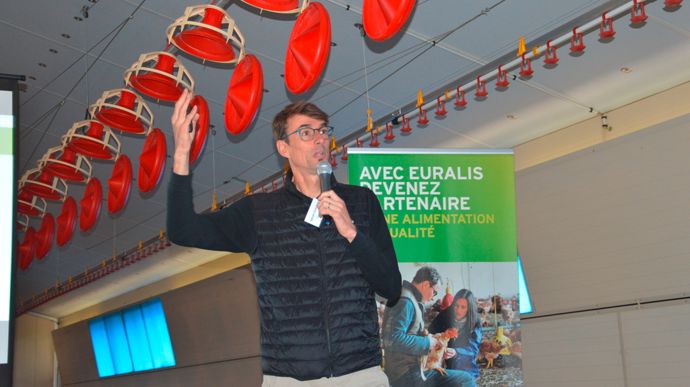 Sylvain Claveria, directeur des productions animales d'Euralis, a développé les ambitions de la coopérative, mercredi 4 juin, à Monties (Gers), lors d'une présentation dans un bâtiment de poulets d'un éleveur qui s'est lancé il y a cinq ans.
