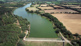 La Commission fournit notamment « des principes directeurs pour réduire la consommation d’eau ».