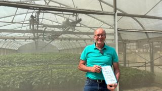 Cette année dans sa serre, Gilles Delannoy multiplie sept variétés de pomme de terre différentes. « Entre chaque variété, j’installe des petites cloisons pour bien identifier les lots, et pour éviter que les stolons n’arrivent dans la variété d’à côté », indique-t-il.