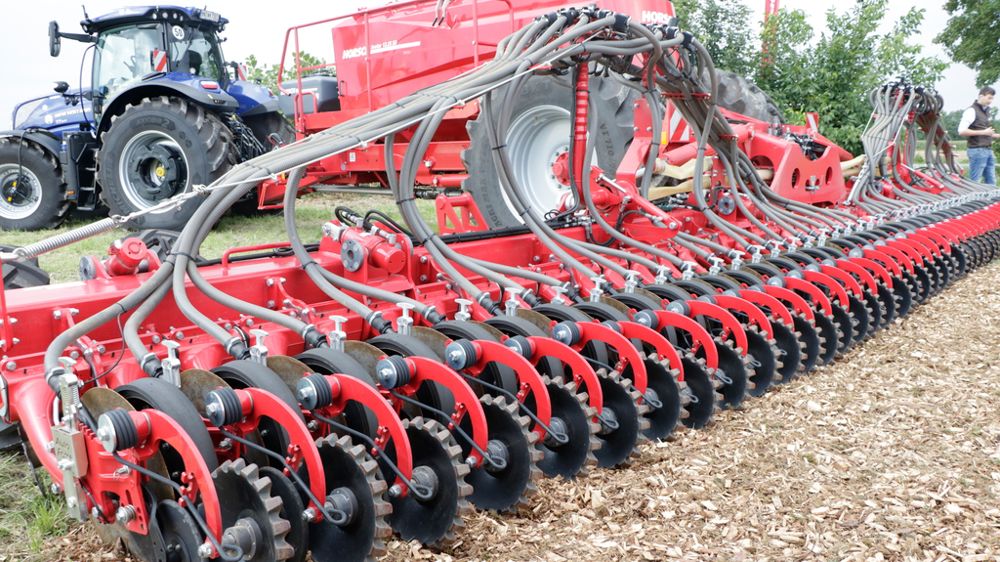 2 à 4 capteurs sur les bras des roues de jauge mesurent la pression réelle pour ajuster automatiquement le réglage en fonction de la consigne.