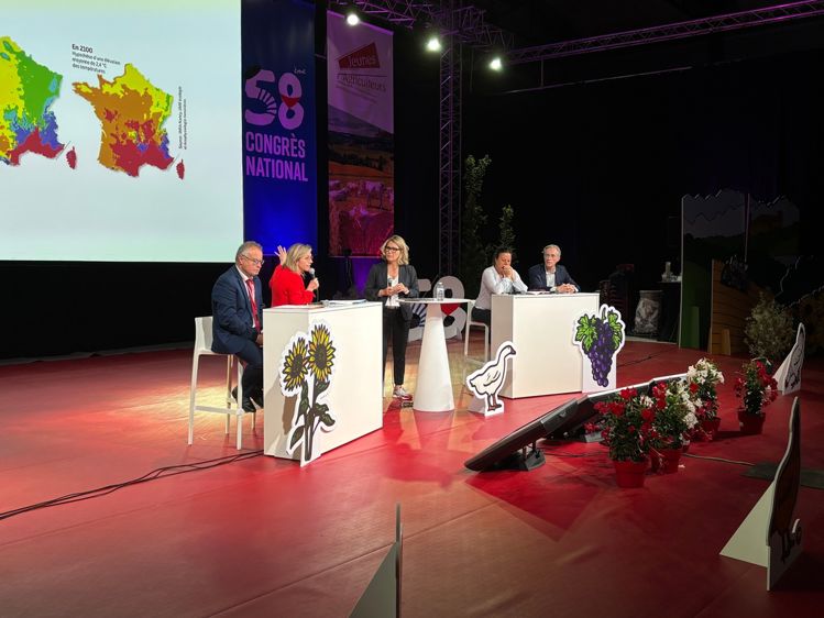« L’impact du dérèglement climatique, c’est un impact qui est très profond et qui est probablement aujourd’hui un des éléments, si ce n’est le premier, de réduction du revenu des agriculteurs », souligne la ministre de la Transition écologique, Agnès Pannier-Runacher.