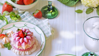 Glace à la fraise et hibiscus sur sa meringue. Glace à la fraise et hibiscus sur sa meringue.