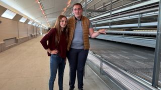 Sébastien Levillain et Sophie Breton, 25 et 24 ans, viennent de construire un bâtiment de 24 000 poules pour des œufs en code 1 (plein air). Sébastien Levillain et Sophie Breton, 25 et 24 ans, viennent de construire un bâtiment de 24 000 poules pour des œufs en code 1 (plein air).