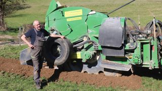 Roger Triponney parcourt le Jura suisse et français pour poser des tuyaux avec sa trancheuse faite maison.
