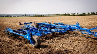 Rabe introduit le Phoenix T, un cultivateur traîné à cinq rangées de dents. Rabe introduit le Phoenix T, un cultivateur traîné à cinq rangées de dents.
