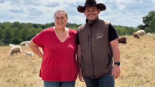 Soutenu par son épouse Mathilda, Pierre a passé un BPREA en 2020, puis s'est installé en 2022 avec plus de 200 brebis Landes de Bretagne. Soutenu par son épouse Mathilda, Pierre a passé un BPREA en 2020, puis s'est installé en 2022 avec plus de 200 brebis Landes de Bretagne.