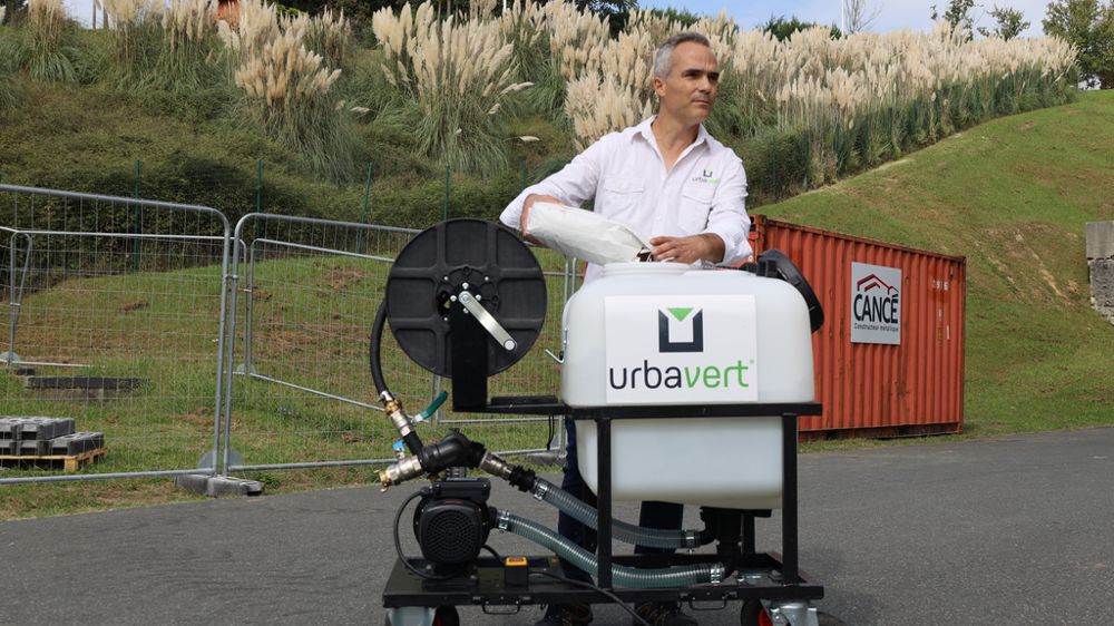 Fabrice Chiavaro, fondateur et dirigeant d'Urbavert, explique l'utilisation de l'eSpray Mini. Le petit appareil est adapté aux chantiers difficiles d'accès.