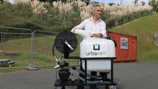 Fabrice Chiavaro, fondateur et dirigeant d'Urbavert, explique l'utilisation de l'eSpray Mini. Le petit appareil est adapté aux chantiers difficiles d'accès.