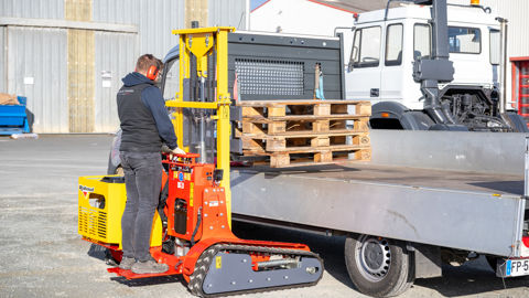 Le Trackpall 1800 avec l'opérateur positionné à l'arrière, sur une plateforme. Le Trackpall 1800 avec l'opérateur positionné à l'arrière, sur une plateforme.