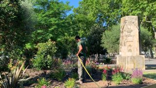 En période de chaleur intense ou de canicule, il ne faut pas seulement penser arrosage des plantes, mais aussi protection de ses employés. Attention aux évolutions de réglementation. En période de chaleur intense ou de canicule, il ne faut pas seulement penser arrosage des plantes, mais aussi protection de ses employés. Attention aux évolutions de réglementation.