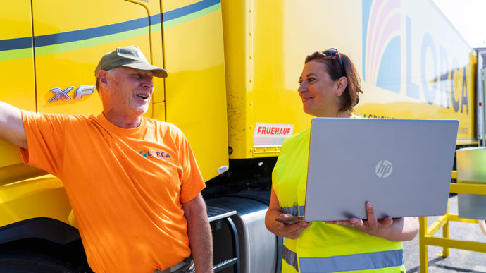 D’une durée de vingt minutes, l’entretien de performance a lieu tous les trois à quatre mois et permet d’agir rapidement. Ici, Delphine Bosquet, responsable transport chez Lorca, s'entretient avec Alain Caletti, chauffeur.