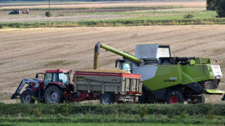 Les forces de l'ordre, en partoculier en zone périurbaine, ne sont pas toujours totalement au fait de la régementation agricole. Mieux vaut donc avoir toutes les informations sur le PTAC, le PTRA et la charge utile de votre benne sur les documents officiels en cabine. Les forces de l'ordre, en partoculier en zone périurbaine, ne sont pas toujours totalement au fait de la régementation agricole. Mieux vaut donc avoir toutes les informations sur le PTAC, le PTRA et la charge utile de votre benne sur les documents officiels en cabine.