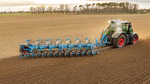 Le rappui immédiat et régulier du sol retourné, sans chevauchement ni zones non travaillées, réduit l'évaporation et l'érosion du sol.