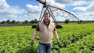 Samuel Allix pilote l’irrigation de ses pommes de terre à l’aide de sondes et de stations météo.