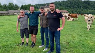 Philippe Simonin, Nicolas Mauffrey, Damien Grandmougin et Florent Villemin sont quatre des 81 producteurs de Haute-Saône lâchés par Lactalis. Simples adhérents ou dirigeants de l’OP Applage, ils sont persuadés que la force collective de l’OP les sort de l’ornière. Après avoir vendu durant vingt à trente ans leur lait au leader mondial, ils découvrent des PME à l’ancrage local. Ils rejoignent en effet Pâturages comtois, l’Ermitage ou Milleret qui, espèrent-ils, apportera un nouveau sens à leur mé