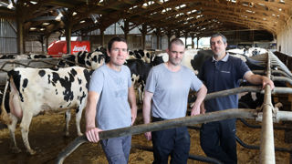 Le Gaec est composé d'un trio de quadragénaires : Cédric Nizan qui a repris la ferme de ses parents, Julien Picault (au centre), et Christophe Moizan, présents sur la ferme respectivement depuis 2020 et 2023.