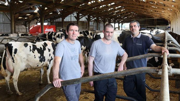 Le Gaec est composé d'un trio de quadragénaires : Cédric Nizan qui a repris la ferme de ses parents, Julien Picault (au centre), et Christophe Moizan, présents sur la ferme respectivement depuis 2020 et 2023.