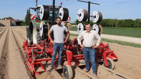 Grâce au système de goutte-à-goutte, Killian Parenti (à gauche) et Louis Delaitre (à droite) gèrent l'irrigation des pommes de terre à distance.