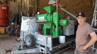 « Cette machine est très simple d’utilisation », assure Claude Galibert. La presse traite environ 100 kg de graines par heure.