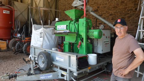 « Cette machine est très simple d’utilisation », assure Claude Galibert. La presse traite environ 100 kg de graines par heure.