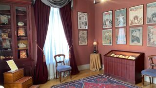 C'est dans la Maison à la tour, située à Amiens, que Jules Verne a écrit plus de la moitié de ses 62 romans et nouvelles. C'est dans la Maison à la tour, située à Amiens, que Jules Verne a écrit plus de la moitié de ses 62 romans et nouvelles.