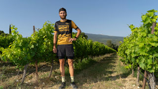 Viticulteur à Bédoin, dans le Vaucluse, Bastien Anrès est également marathonien. Viticulteur à Bédoin, dans le Vaucluse, Bastien Anrès est également marathonien.