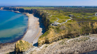 Vue aérienne de la pointe du Hoc sur la côte normande, site célèbre du débarquement en France lors de la Deuxième Guerre mondiale. Vue aérienne de la pointe du Hoc sur la côte normande, site célèbre du débarquement en France lors de la Deuxième Guerre mondiale.