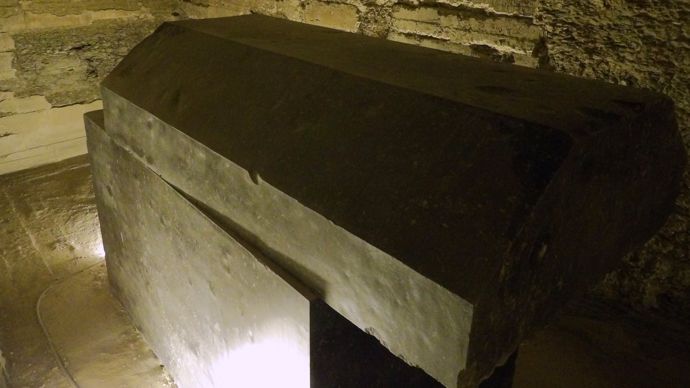 Cette chambre funéraire, du Sérapeum, contient un immense sarcophage seulement destinée à la tête momifiée du taureau.