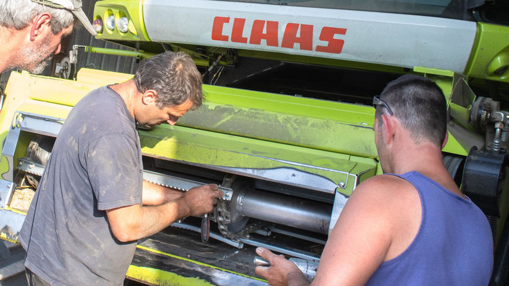 De nombreux salariés de concession, en particulier les mécaniciens, quittent la profession en raison des rapports compliqués avec les agriculteurs.