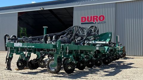 Duro s'adapte aux exigences des clients comme avec ce titanesque Strip-till de 18 rangs à 45 cm d'écartement (la trémie de 12 000 litres qui va avec est à découvrir à la fin de l'article !).