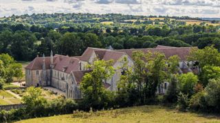 Au creux du bocage verdoyant, l’édifice a été restauré pendant une trentaine d’années avant de devenir un centre culturel et d’échange artistique. Au creux du bocage verdoyant, l’édifice a été restauré pendant une trentaine d’années avant de devenir un centre culturel et d’échange artistique.