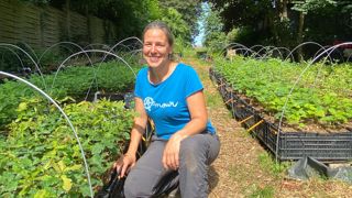 Adeline Lefranc est pépiniériste de végétaux forestiers depuis 2022 à Longpont-sur-Orge (Essonne).