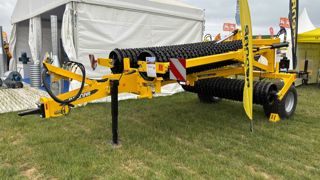 Bednar a exposé en France le rouleau Galaxy GE lors d'Innov-Agri Nord.