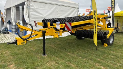 Bednar a exposé en France le rouleau Galaxy GE lors d'Innov-Agri Nord.