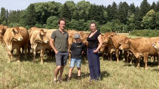 Aurélien Boudet et Lidewij van Oers en compagnie d'Oscar, un de leurs quatre enfants, au milieu de vaches suitées calmes et dociles. Aurélien Boudet et Lidewij van Oers en compagnie d'Oscar, un de leurs quatre enfants, au milieu de vaches suitées calmes et dociles.