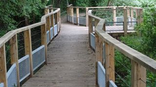 Bernard Bois propose de nombreuses applications d'aménagement en bois pour les extérieurs, notamment pour le secteur du paysage. 