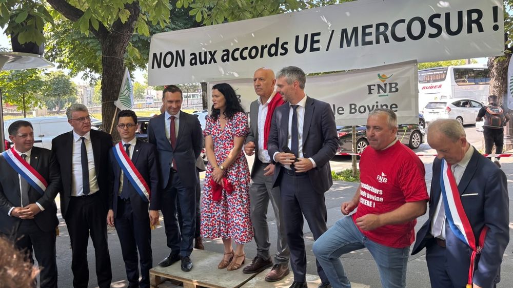 Aux côtés de Patrick Bénézit président de la FNB en rouge de nombreux députés ont affiché leur opposition à l'accord UE-Mercosur
