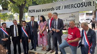 Aux côtés de Patrick Bénézit, président de la FNB (en rouge), de nombreux députés ont affiché leur opposition à l'accord UE-Mercosur Aux côtés de Patrick Bénézit, président de la FNB (en rouge), de nombreux députés ont affiché leur opposition à l'accord UE-Mercosur