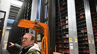 Gérald Jehannin, directeur logistique de Sterenn, assure la visite détaillée de l'entrepôt du groupe, à La Mézière (35).