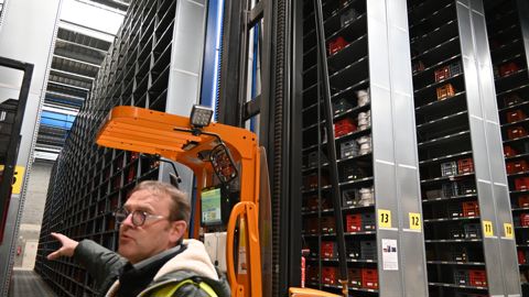 Gérald Jehannin, directeur logistique de Sterenn, assure la visite détaillée de l'entrepôt du groupe, à La Mézière (35). Gérald Jehannin, directeur logistique de Sterenn, assure la visite détaillée de l'entrepôt du groupe, à La Mézière (35).